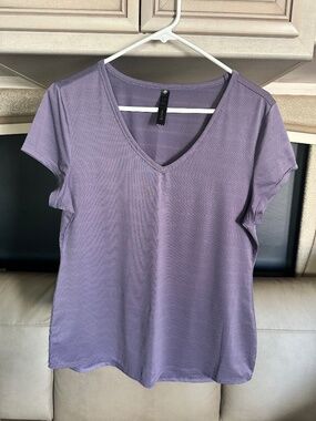 Womens M 90 Degrees Yoga Workout Top Flattering Curved Hem Gorgeous Light Purple
